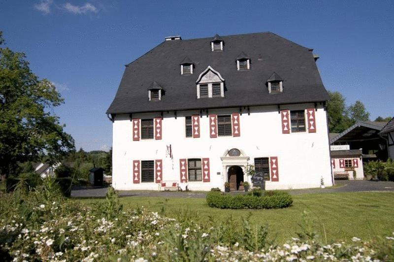 Malteser Komturei Hotel / Restaurant Bergisch Gladbach Exterior photo